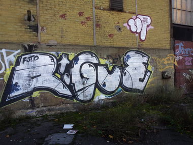 Graffiti Wall in Duisburg - Photo by snekkerz - RGUE, Bot (2013)