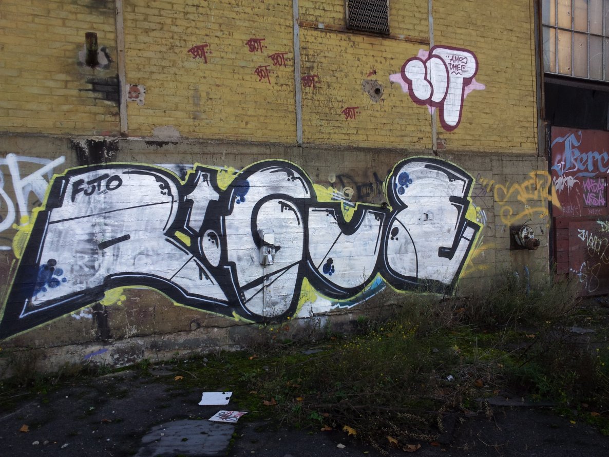 Graffiti Wall in Duisburg - Photo by snekkerz - RGUE, Bot (2013)