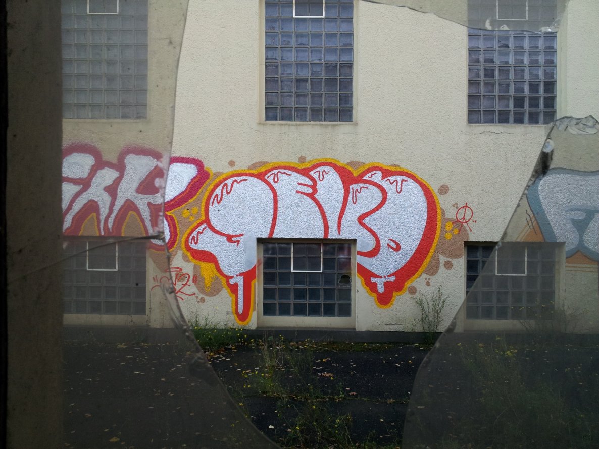 Graffiti Wall in Duisburg - Photo by snekkerz - veud, void