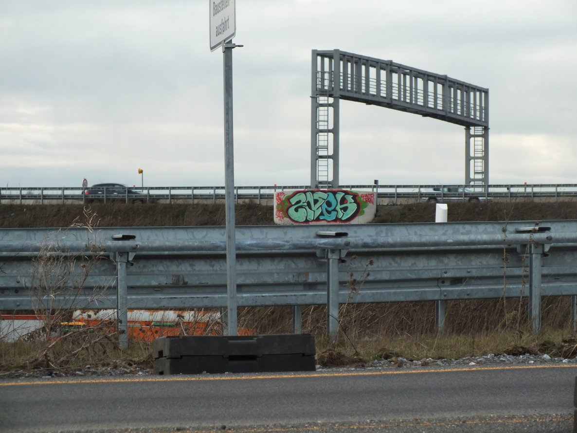 Graffiti Wall in Duisburg - Photo by snekkerz - znek, gwtr (2013)