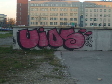 Graffiti Bombing - Photo by soiu (2013)