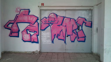 Graffiti Wall - Photo by spacetrader - Farmr, farm, peg (2124)