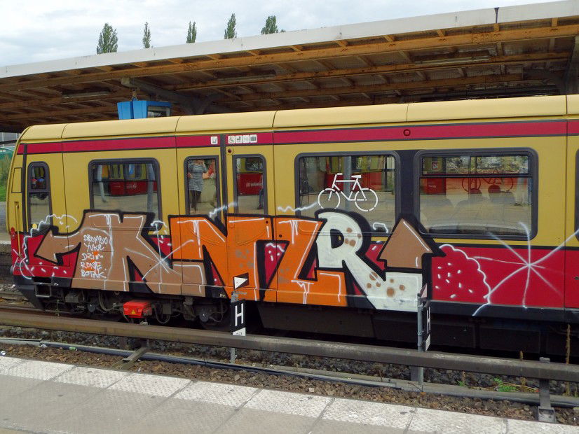Graffiti Train in Berlin - Photo by spiegelreflex - knzr