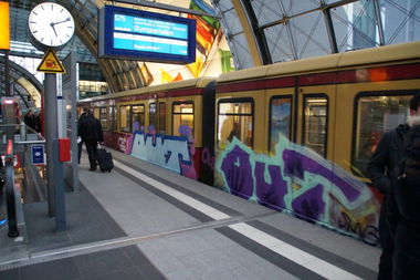 Graffiti Train in Berlin - Photo by spiegelreflex - out
