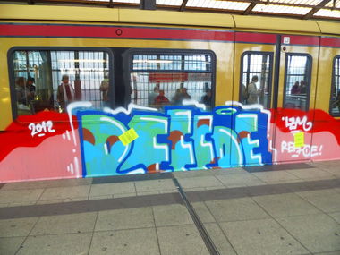 Graffiti Train in Berlin - Photo by spiegelreflex - reffoe, lzm (2012)
