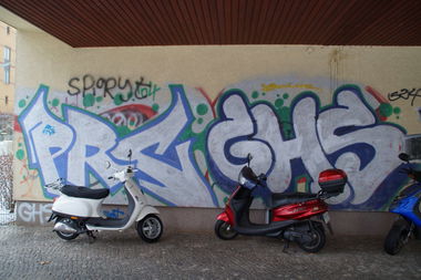 Graffiti Bombing in berlin - Photo by spiegelreflex - prc, ghs