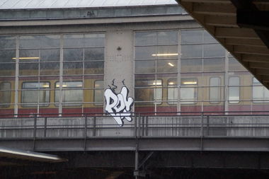 Graffiti Bombing in Berlin - Photo by spiegelreflex - roy