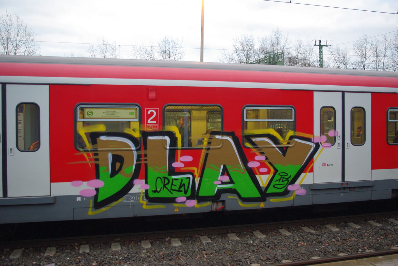 Graffiti Train in Nürnberg - Photo by spotterotter - dlay, crew, nürnberg