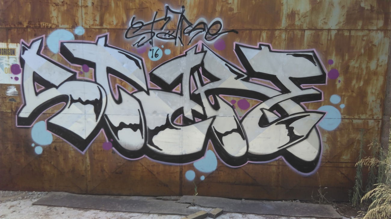 Graffiti Bombing in καλαμάτα - Photo by stare (2016)