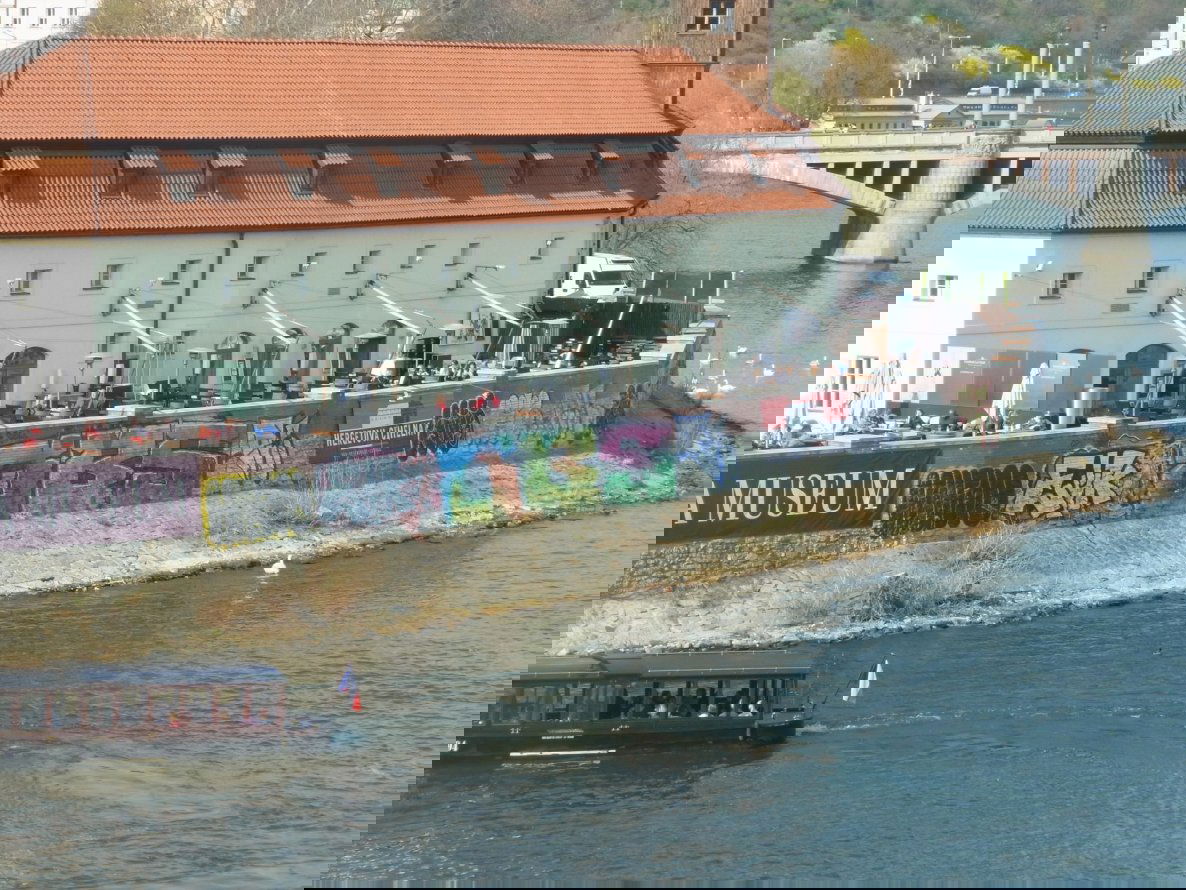 Graffiti Bombing - Photo by staubsauger - OBS, Hilton, Gee