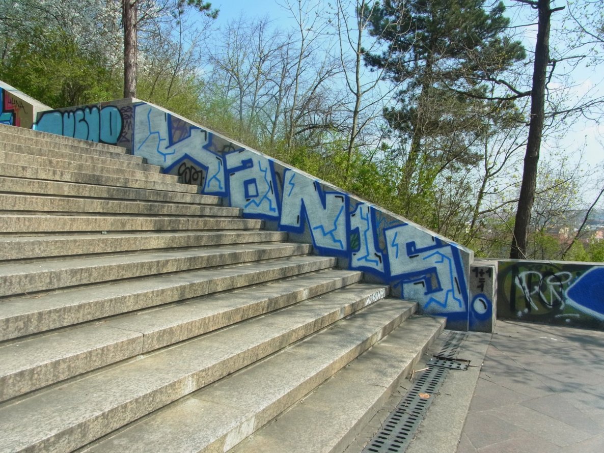Graffiti Bombing - Photo by staubsauger - Kanis, Prag