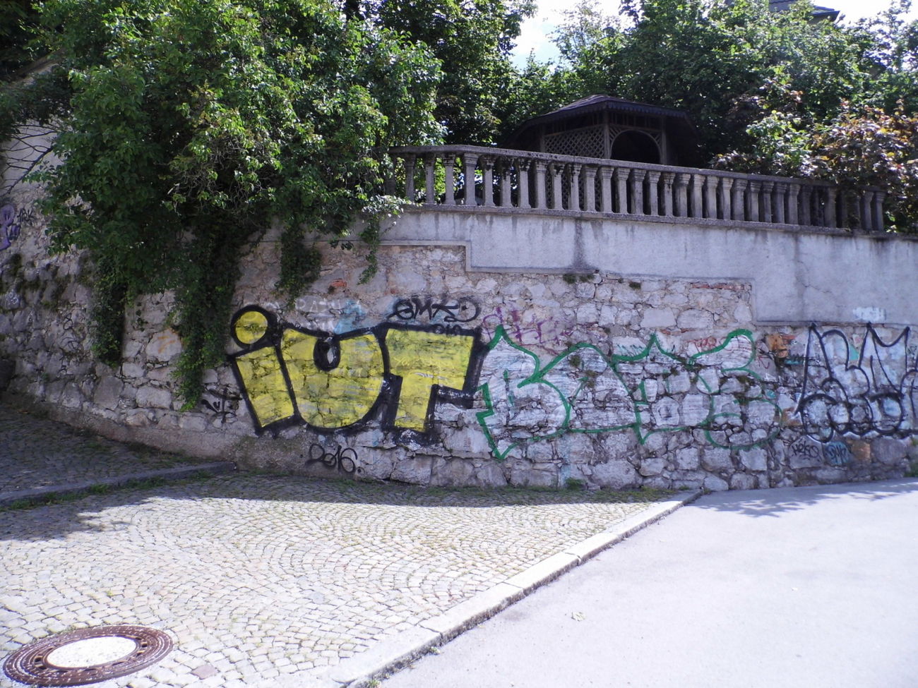 Graffiti Bombing - Photo by staubsauger - IUT, Ljubljana