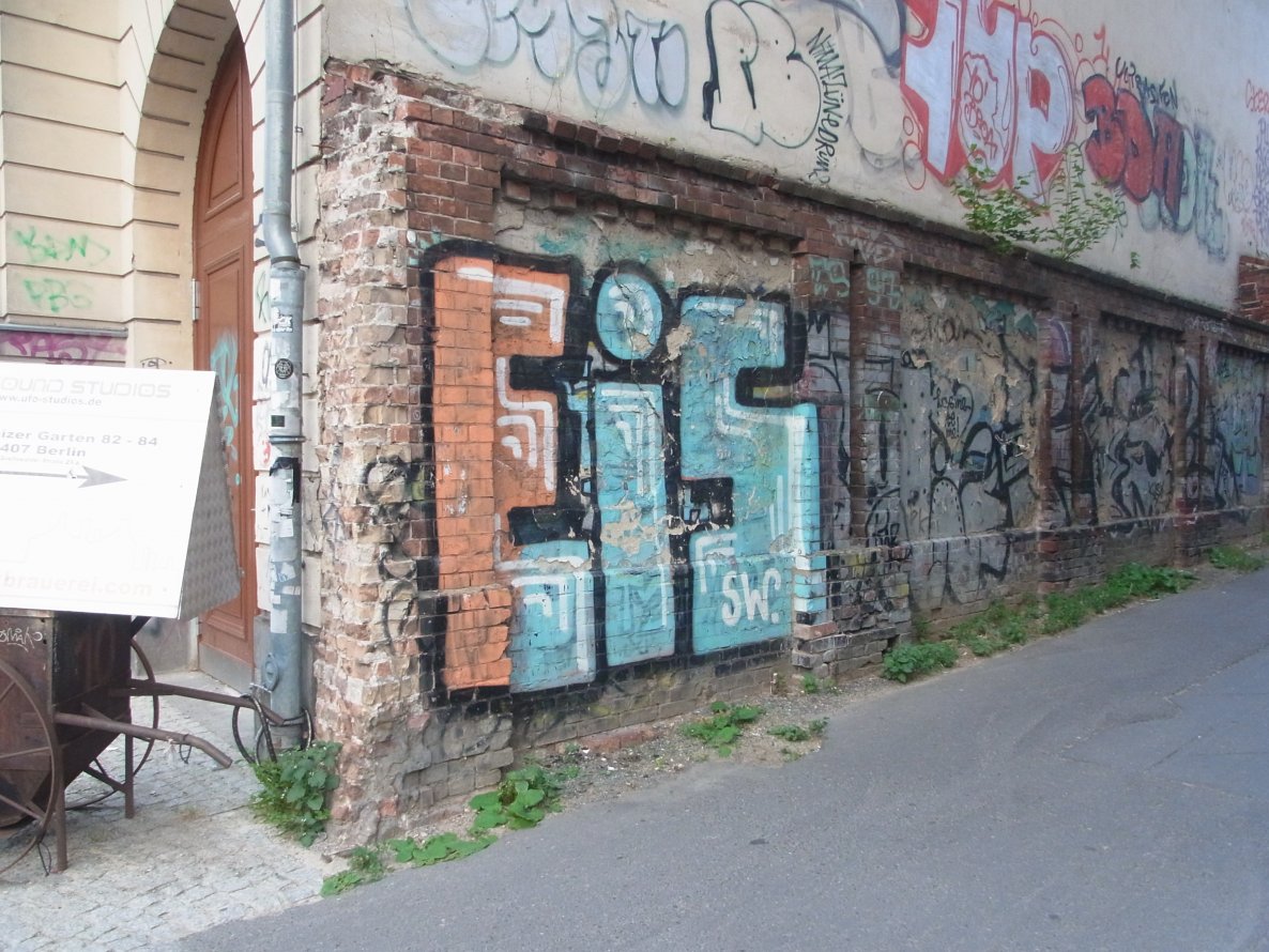 Graffiti Bombing - Photo by staubsauger - Eis