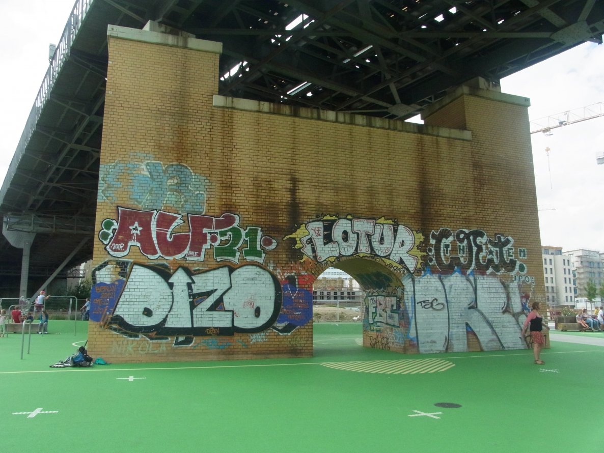 Graffiti Bombing - Photo by staubsauger - Dizo, Alf21, Lotur