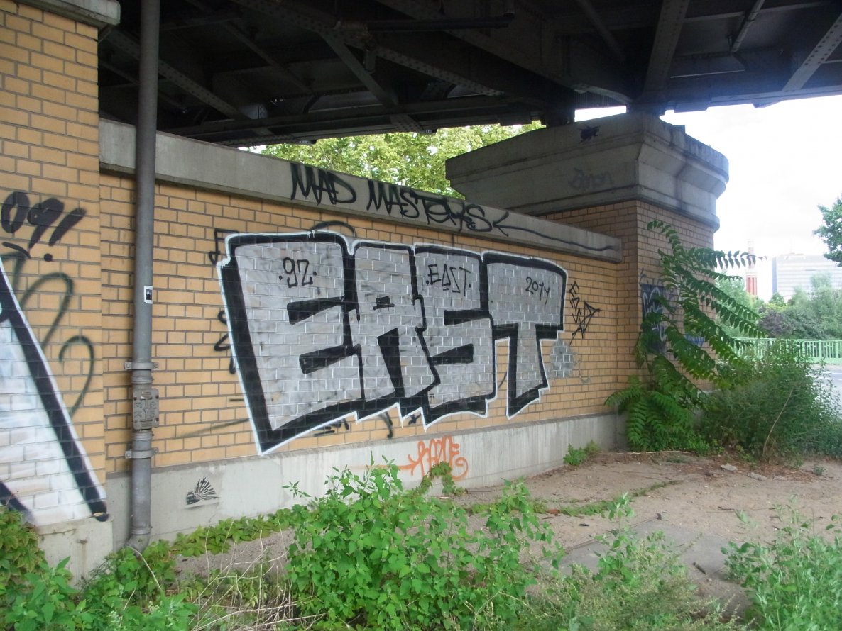 Graffiti Bombing - Photo by staubsauger - East