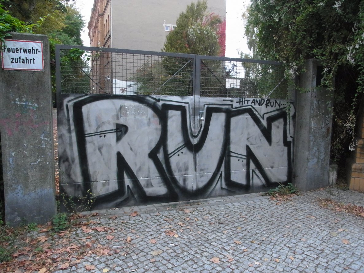 Graffiti Bombing - Photo by staubsauger - Run, Berlin