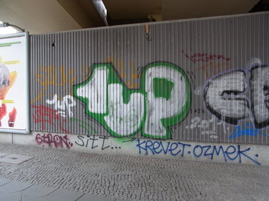 Graffiti Bombing - Photo by staubsauger - 1up