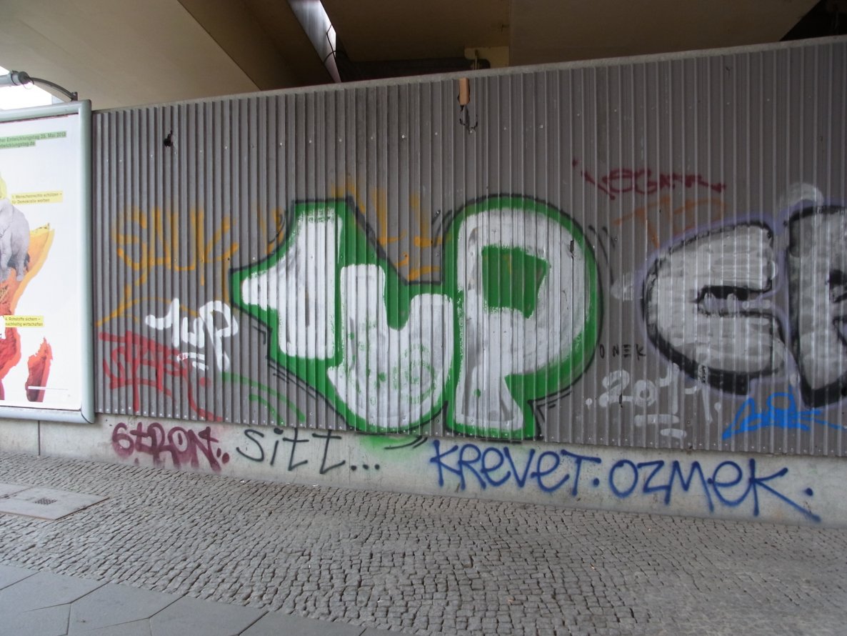 Graffiti Bombing - Photo by staubsauger - 1up