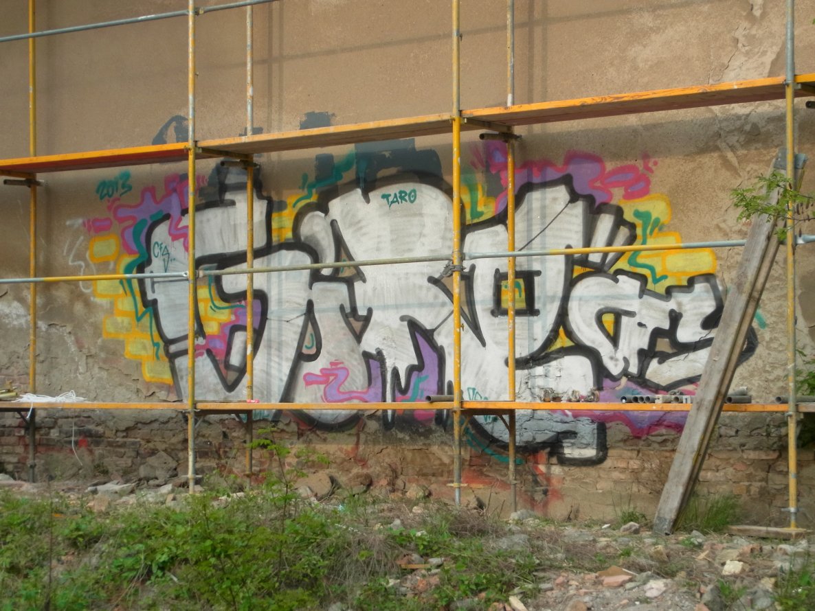 Graffiti Bombing - Photo by staubsauger - Giro