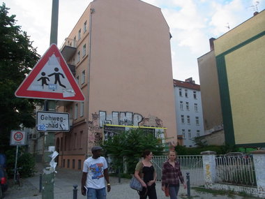 Graffiti Bombing - Photo by staubsauger - Limp, Berlin