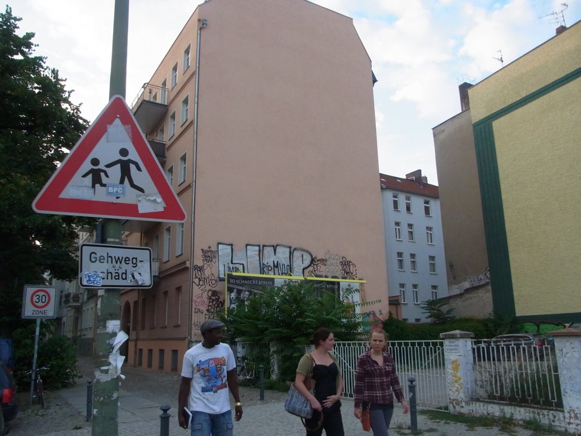 Graffiti Bombing - Photo by staubsauger - Limp, Berlin