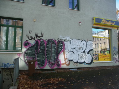 Graffiti Bombing - Photo by staubsauger - Noir, Resi, Rostock