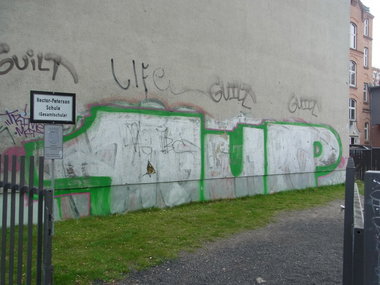 Graffiti Bombing - Photo by staubsauger - 1up, oneup, Berlin
