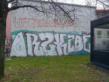 Graffiti Bombing - Photo by staubsauger - rzk, zbe, 2be