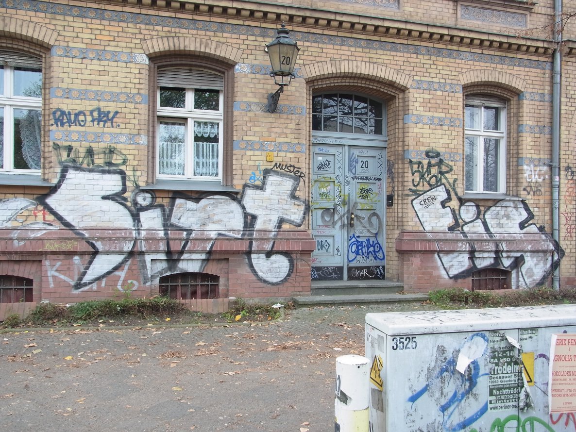 Graffiti Bombing - Photo by staubsauger - Sitt, Eis, Berlin