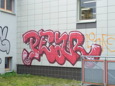 Graffiti Bombing - Photo by staubsauger - Pear, Berlin