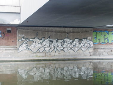 Graffiti Bombing - Photo by staubsauger - Bamboo, Berlin