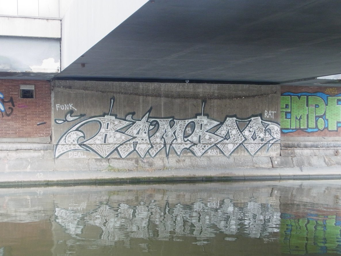 Graffiti Bombing - Photo by staubsauger - Bamboo, Berlin