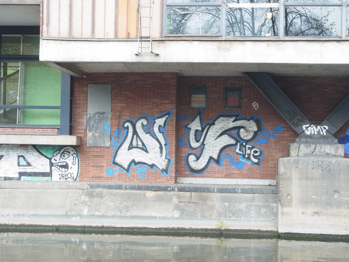 Graffiti Bombing - Photo by staubsauger - Üf, Life, Berlin
