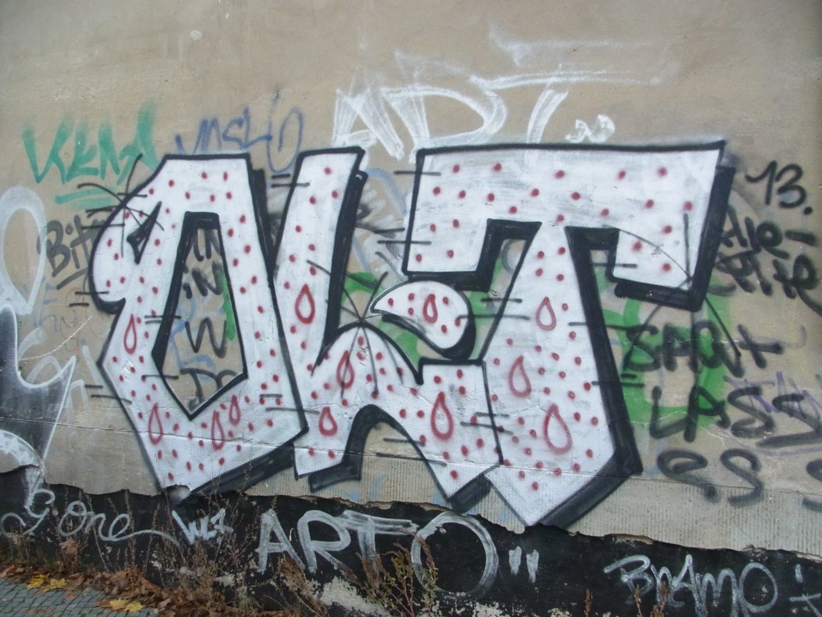 Graffiti Bombing - Photo by staubsauger - Olt, Berlin