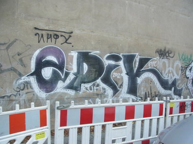 Graffiti Bombing - Photo by staubsauger - epik, Berlin