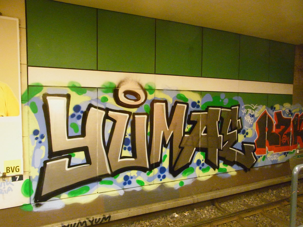 Graffiti Bombing - Photo by staubsauger - Yum, ae, Berlin