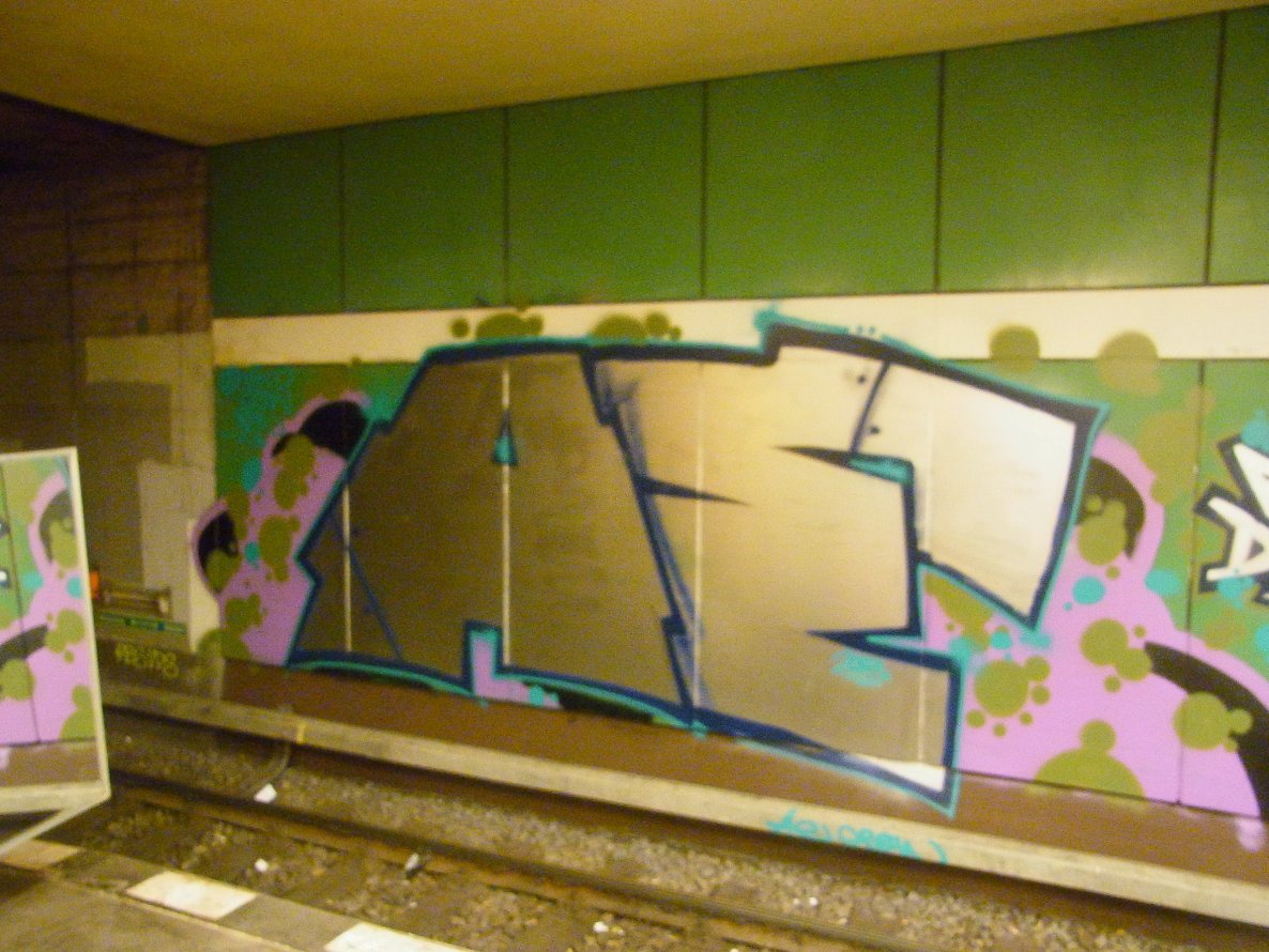 Graffiti Bombing - Photo by staubsauger