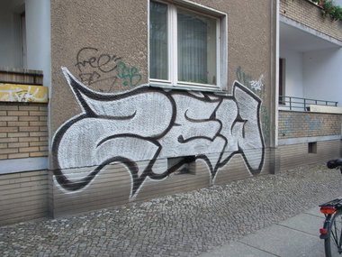 Graffiti Bombing - Photo by staubsauger - zew, Berlin