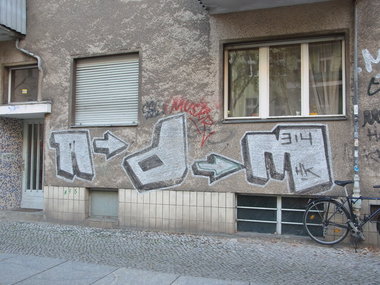 Graffiti Bombing - Photo by staubsauger - mdm?, hk, 314