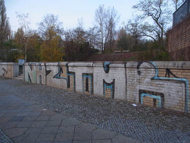 Graffiti Bombing - Photo by staubsauger - nhz, tmr, berlin