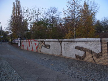 Graffiti Bombing - Photo by staubsauger - 1up, jf, Berlin