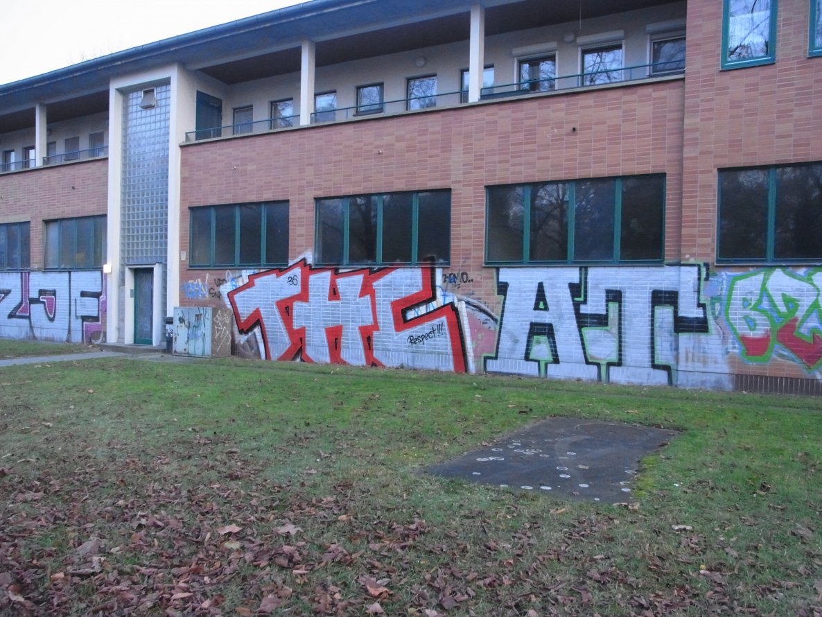 Graffiti Bombing - Photo by staubsauger - thc, at, Berlin