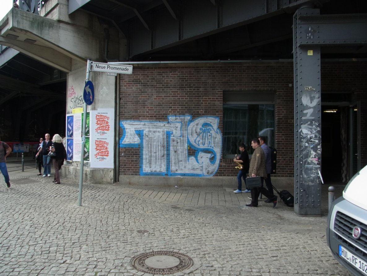 Graffiti Bombing - Photo by staubsauger - Tls, toylets, Berlin
