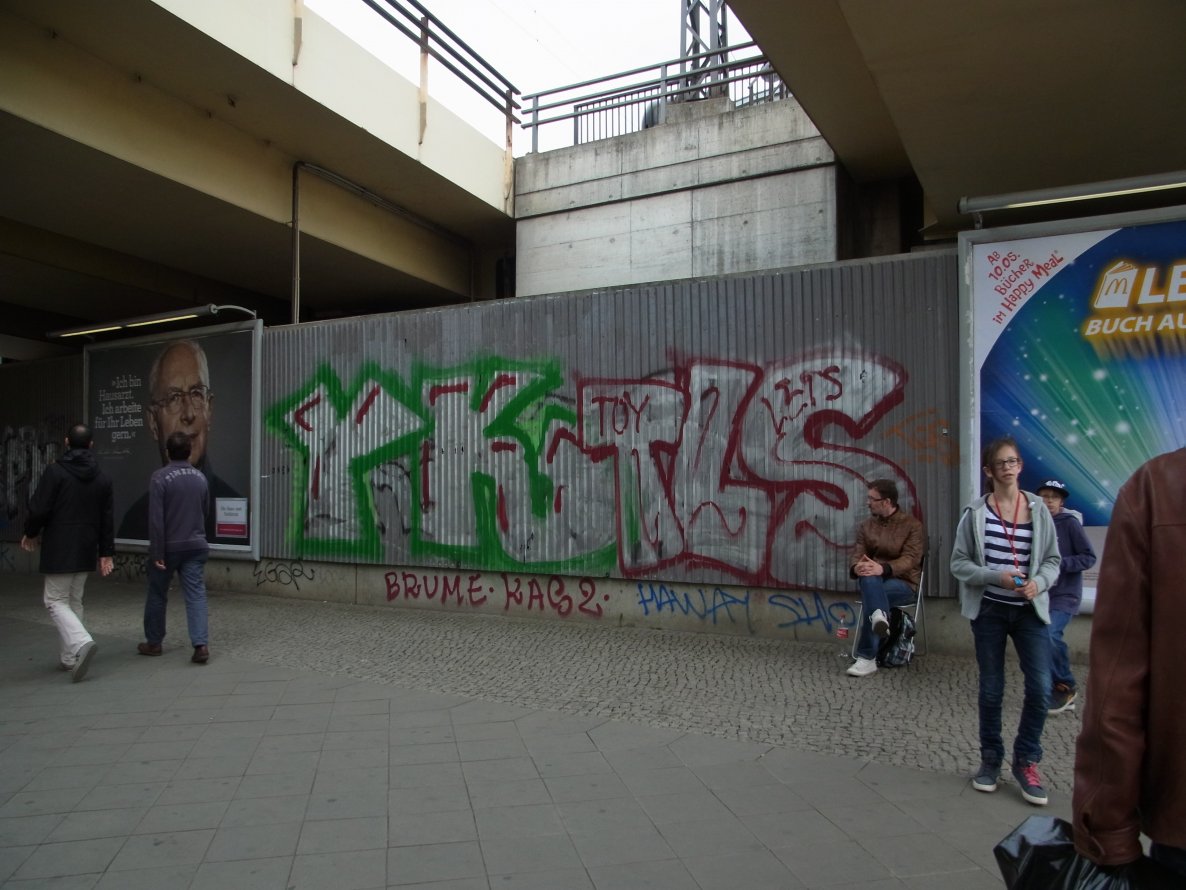 Graffiti Bombing - Photo by staubsauger - yk, tls, Berlin
