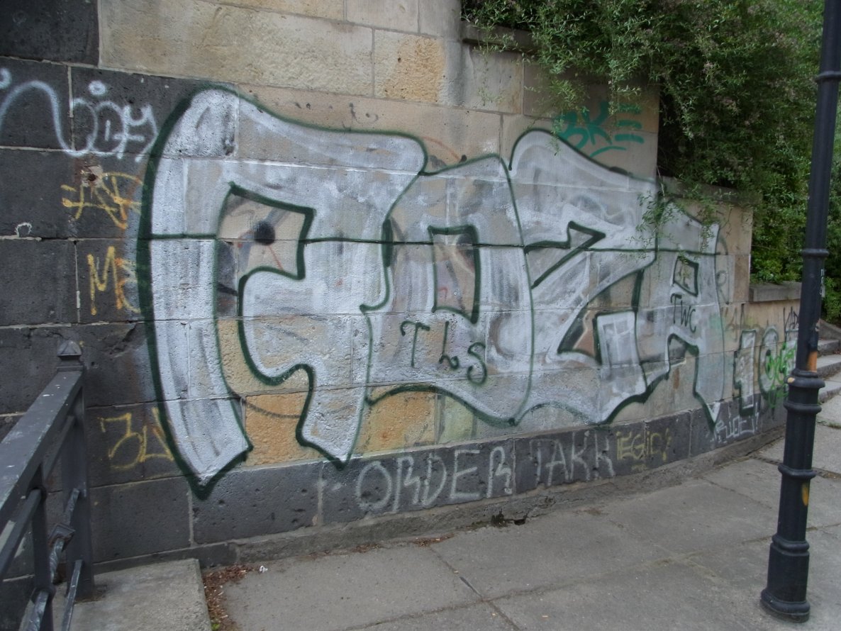 Graffiti Bombing - Photo by staubsauger - Roza, tls, Berlin