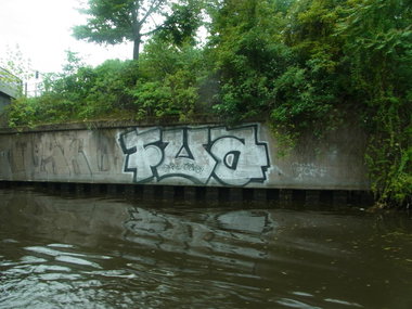 Graffiti Bombing - Photo by staubsauger - Fua, Berlin