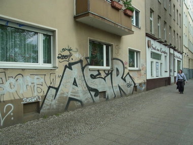 Graffiti Bombing - Photo by staubsauger - Asir, Berlin