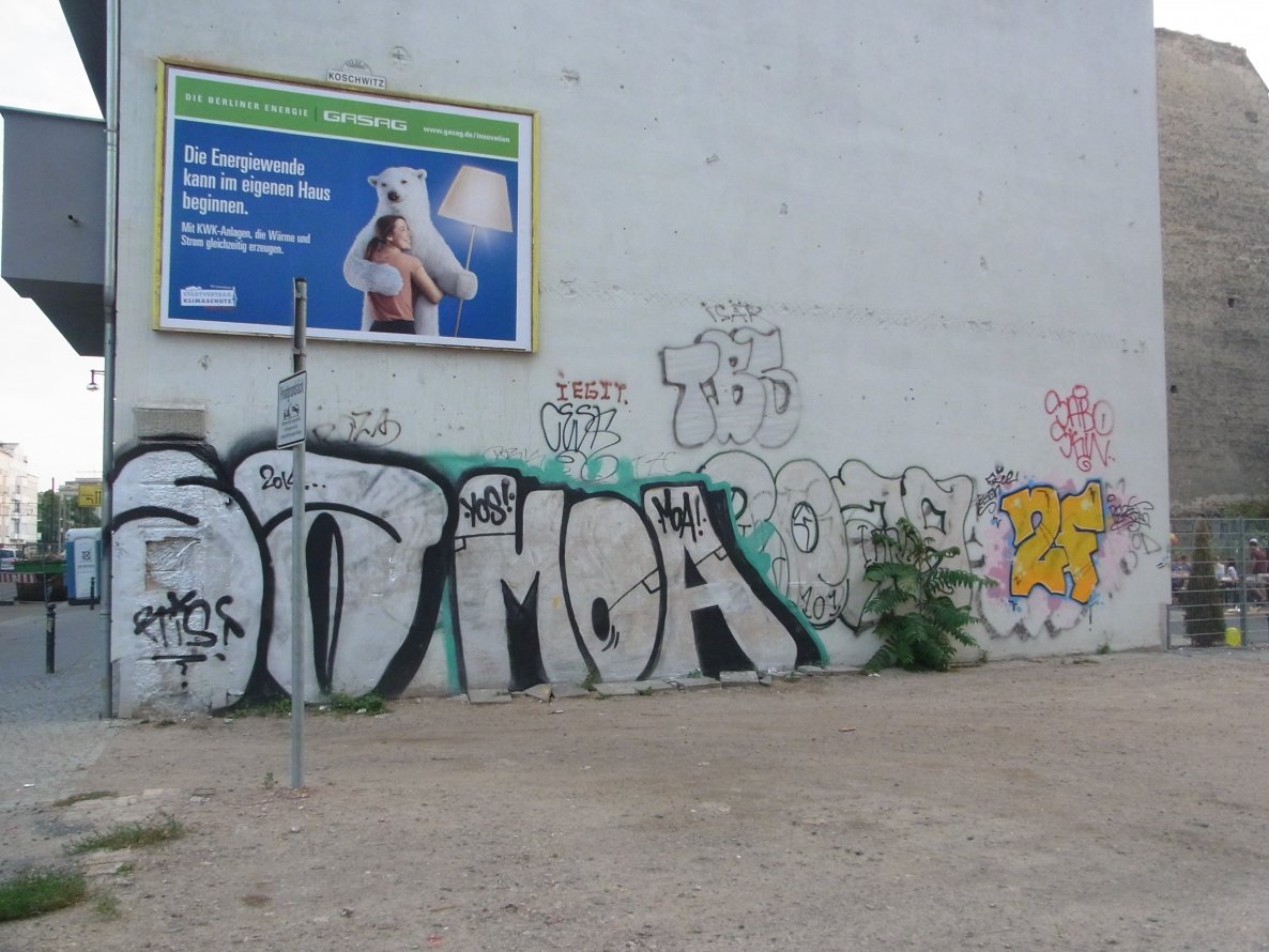 Graffiti Bombing - Photo by staubsauger - sa, moa, 2f