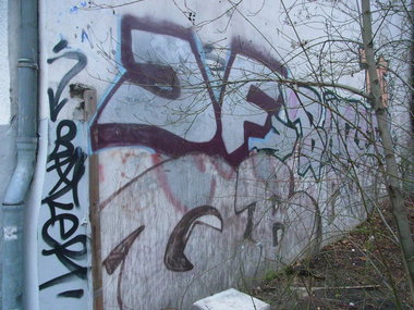 Graffiti Bombing - Photo by staubsauger - JF, QB, Berlin
