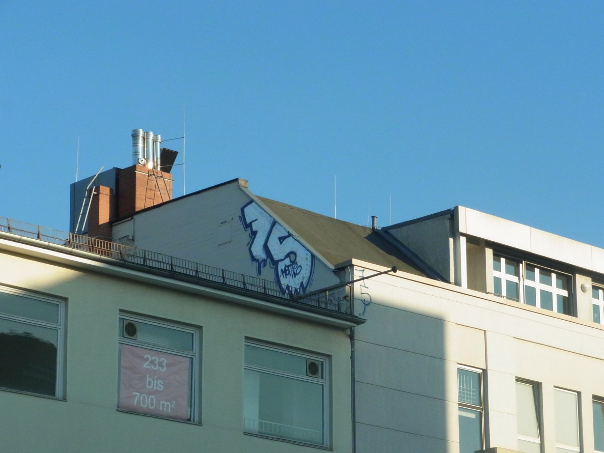 Graffiti Bombing - Photo by staubsauger - 75, monte, berlin